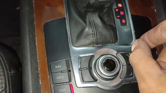 Audi Q7 2011 - How to activate jacking mode (locking air suspension before using the hoist)