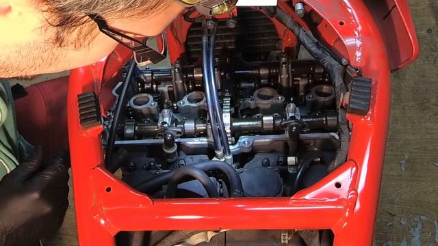 Pomiar i regulacja luzów zaworów Suzuki GSF 600 Bandit.
