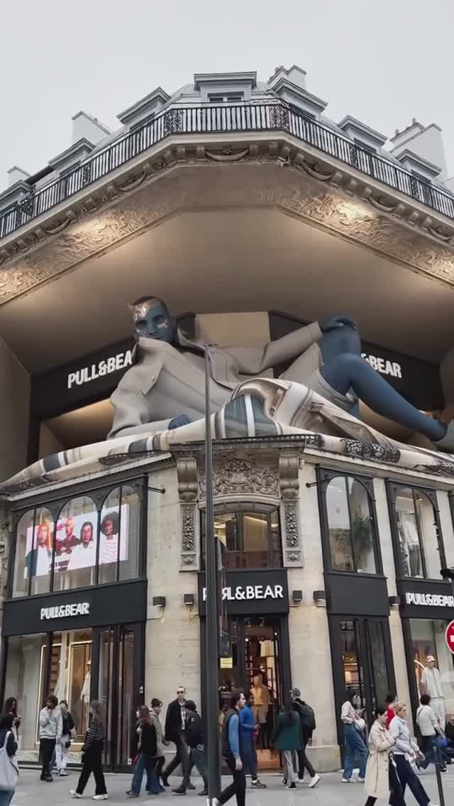 Париж! Компания Pull&Bear представляет вот такую впечатляющую 3D-рекламу на фасаде здания