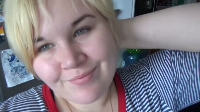 Сгрызла соску! / Пробует гороховый суп