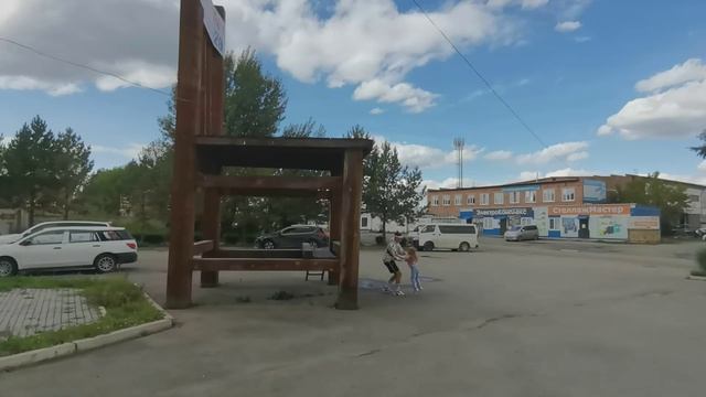 Самый высокий стул в России стоит в Абакане.