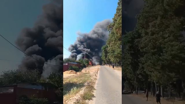 Мощный пожар в Нововоронеже по улице Сосновка - вероятно горит частный дом.