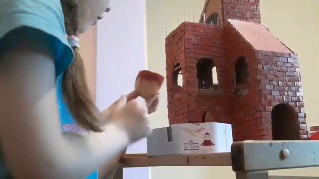 Поделка дом/замок и горка/мост. Красим. День 2