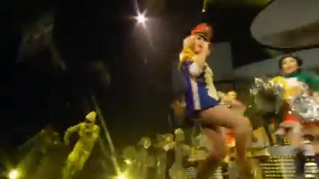 gwen stefani - hollaback girl (live dvd harajuku lover) HQ