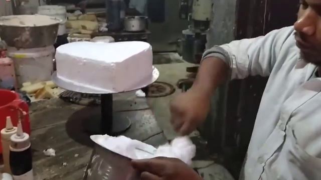 Приготовление и украшение торта. Кондитерский цех в Индии. Я бы не рискнула это есть