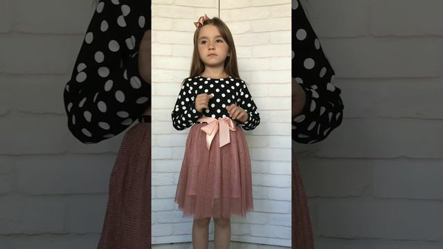 Прекрасное детское платье в горошек