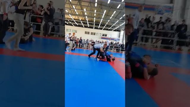 Момент схватки с Турнира по Бразильскому Джиу-джитсу"Rock'n Rolling"в исполнении сына.Сорокин Гриша