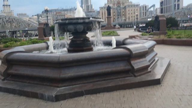 Та самая ПЛОЩАДЬ ТРЁХ ВОКЗАЛОВ В Москве, Комсомольская площадка между тремя вокзалами с фонтаном