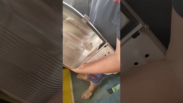 2 светотехника везут фонарь в автобусе