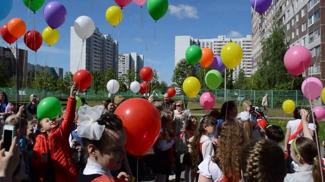 Шарики улетают в небо.