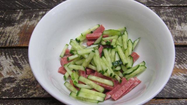 Салат из свеклы с колбасой и огурцом