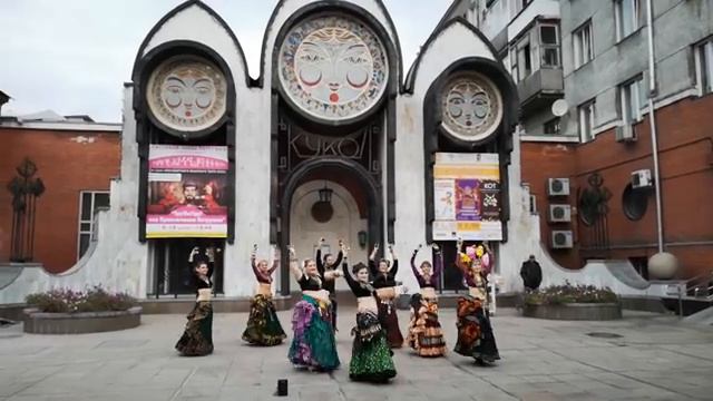 13.10.2018 танцую в НТД всемирный флешмоб возле Новосибирского кукольного театра