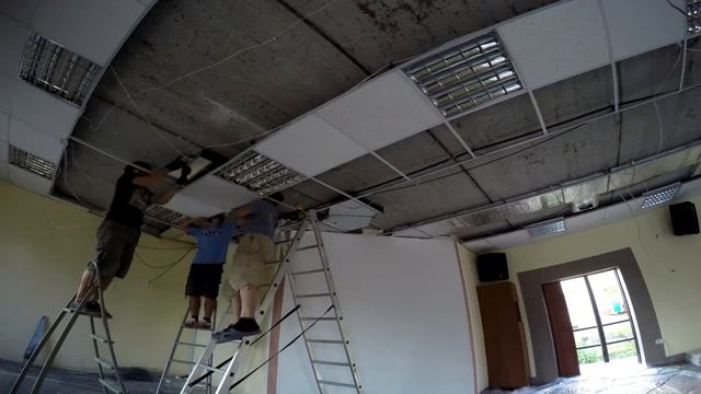 Встановлення проточно-витяжної вентиляції під уже встановлений раніше армстронг.