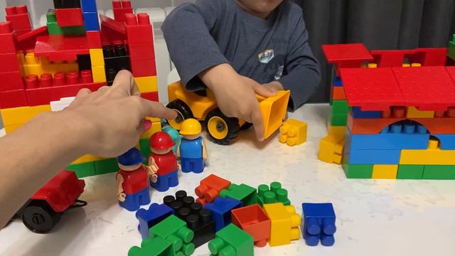 Ярик играет в Лего Bauer Classic. Строим гараж для машинок и изучаем строительные инструменты.