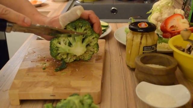 Куриный вок с креветками и овощами в исполнении ножа Колыма 1 Кизляр