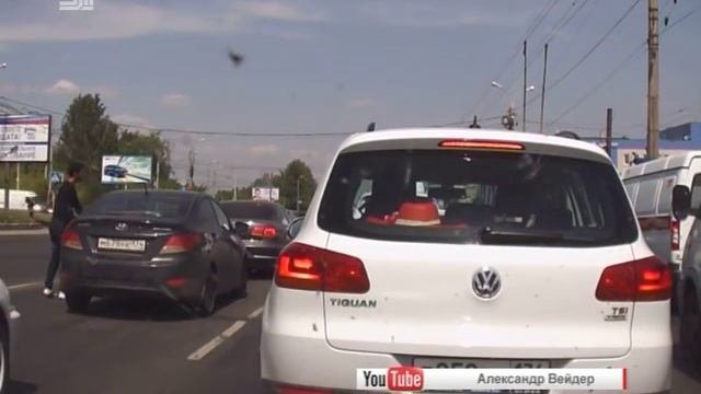 Зарядка водителя на светофоре рассмешила челябинцев ВИДЕО