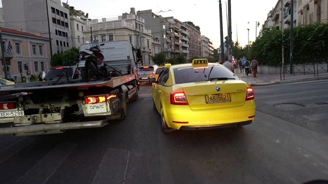 Ξενάγηση στην νυχτερινή Αθήνα με το νέο HONDA DAX 125 και τελίκιασμα στην Συγγρού