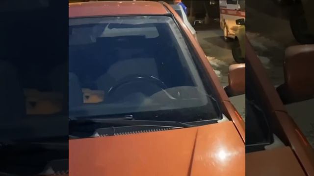 🇷🇺 В Екатеринбурге таксист проткнул колёса машине скорой помощи
