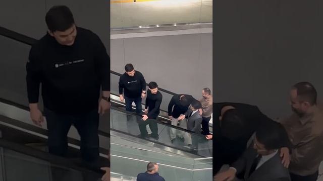 Павел Дуров в сопровождении охраны гуляет по Astana Hub в Казахстане