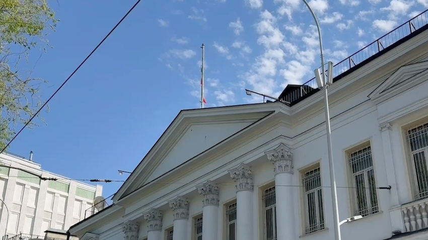 Посольство Ирана в Москве приспустило флаг в связи с гибелью президента Раиси