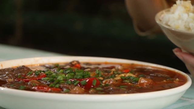 特殊時期，小雨吃“泡椒鴨血”補補血，嫩滑可口，辣的真巴适！ 【市民朱小雨】