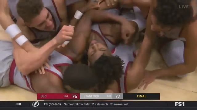 Победный бросок с центра площадки в NCAA.