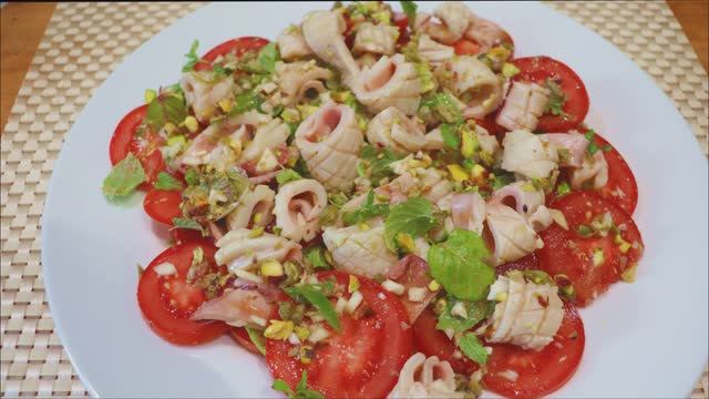 Салат с кальмаром, томатами, фисташками и мятой.mp4