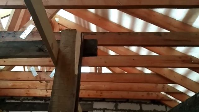 Зашиваем крышу обрешеткой. День сорок седьмой.