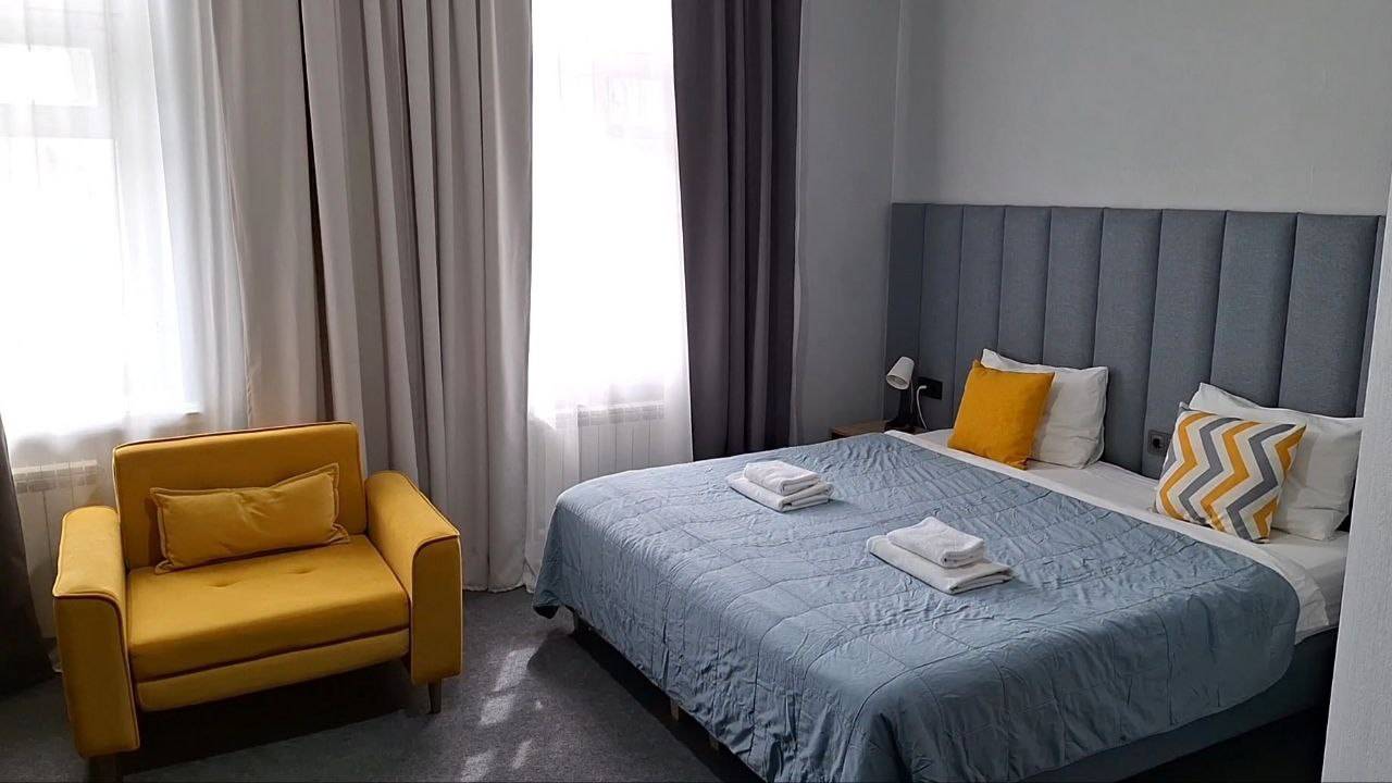 Снять комнату в Питере на Невском проспекте можно в отеле Lopatin Невский 100