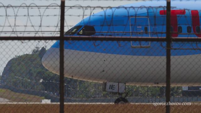 Дримлайнер Боинг 787 чартерной авиакомпании TUI Airways выруливает на исполнительный, аэропорт Пхуке