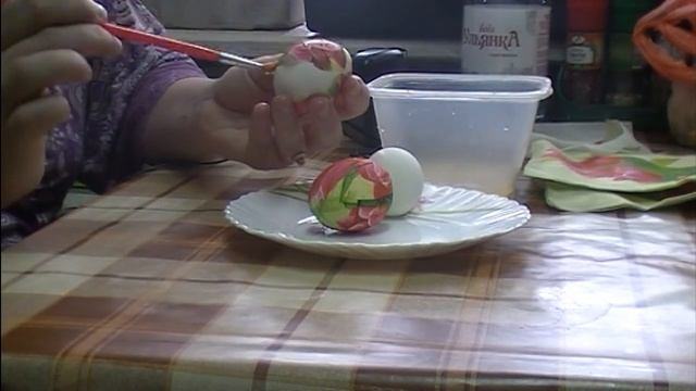 Декупаж  яиц  на Пасху весело с помощью обычных разноцветных салфеток