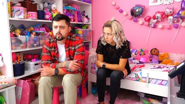 СЛОМАЛИ КУКЛУ! Кто ее сломал : Мама или Папа? Амелька настоящий Детектив ищет улики!