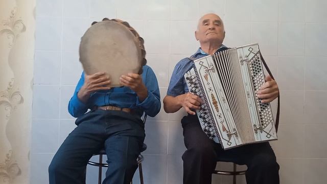 Баян с бубном не дают скучать