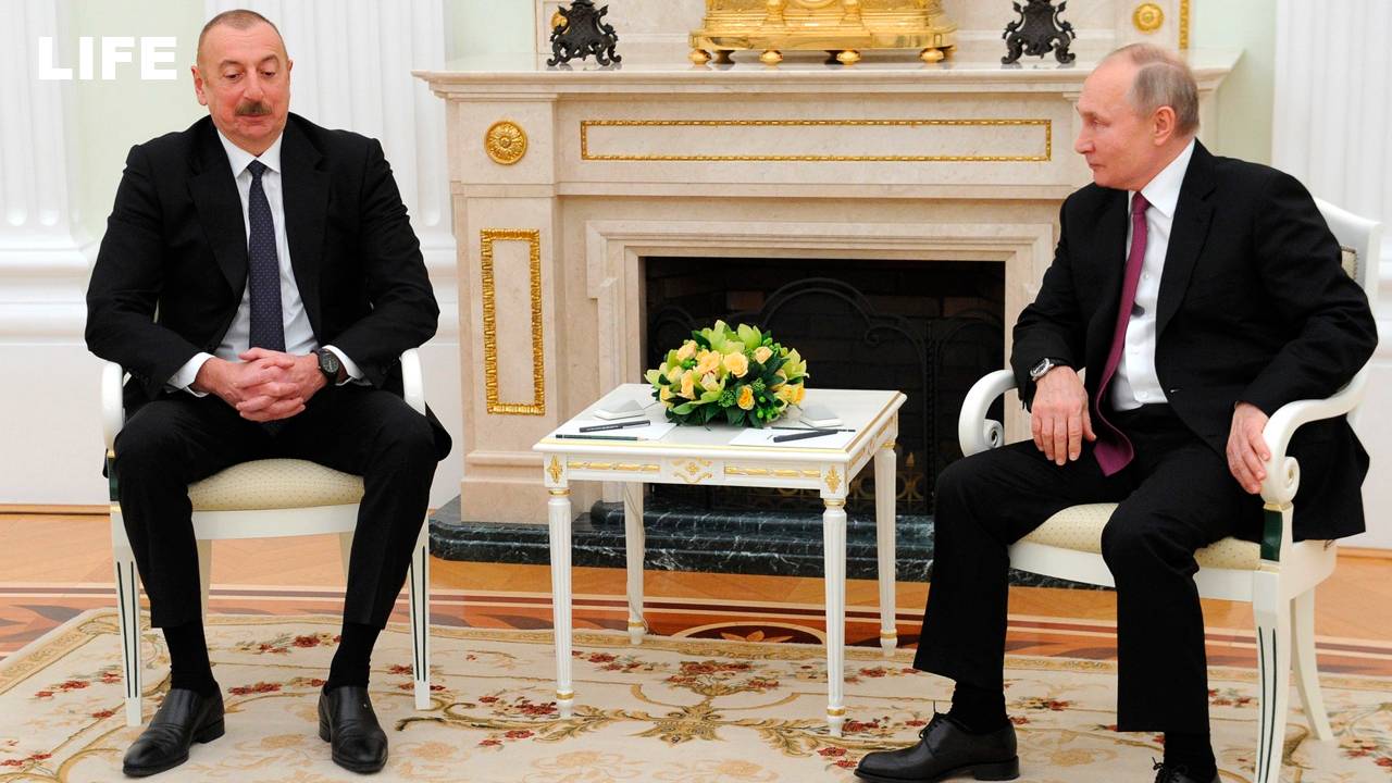 Путин проводит переговоры с Алиевым