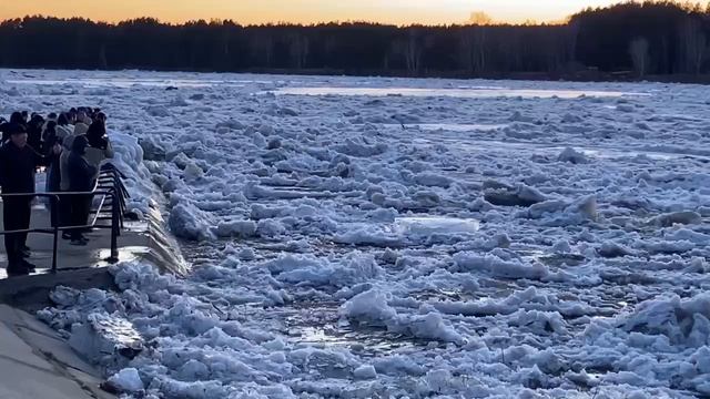 Начался ледоход на реке Кан в Красноярском крае