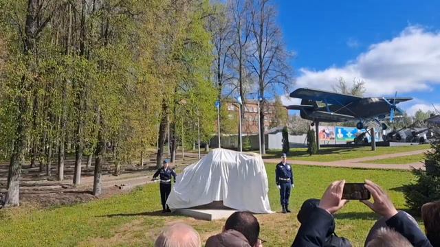 городе Иваново в сквере десантников открыли памятник войнам десантникам погибшим на сво.