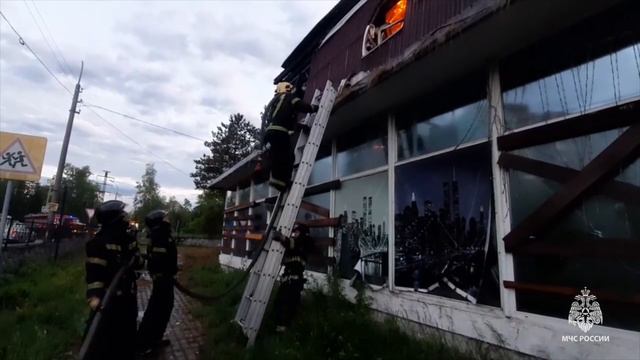 Хабаровские пожарные МЧС России ликвидируют пожар в неэксплуатируемом здании в Южном микрорайоне