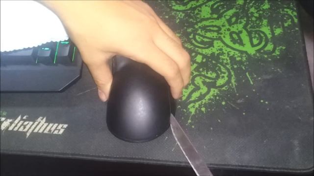 How to open the cover  of Razer Deathadder