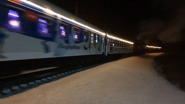 "Поезд Деда Мороза" 3М62У-0064 и П36-0031 следует по станции Плотниково