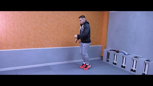 Необычная тренировка бегуна с мячом для тенниса
