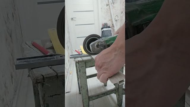 Болгаркой по плинтусу.