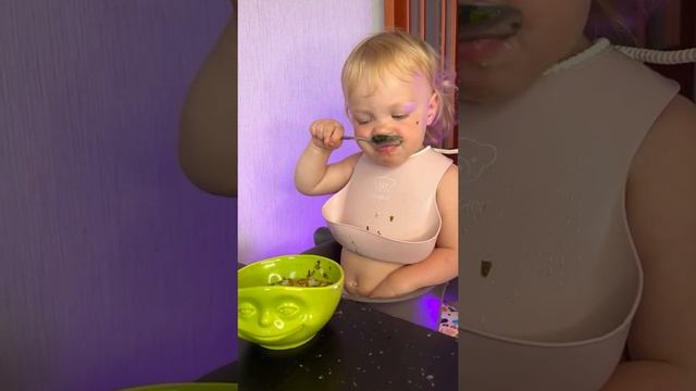 На обед у Василисы сегодня был щавелевый суп ? а вы любите щавель?! #самоприкорм #щавелевыйсуп