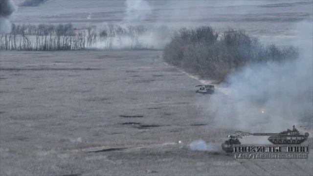 Экипаж российского танка Т-72, несмотря на прилеты дронов-камикадзе, продолжает громить позиции всу
