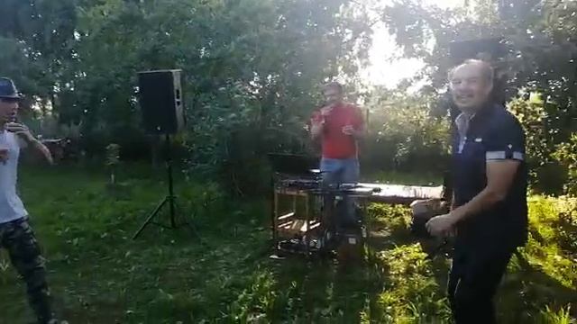 Алая роза