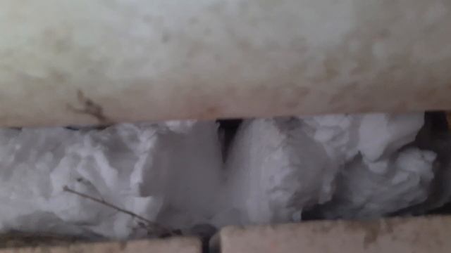 Вот как движется пена пеноизол в воздушной прослойке стены.
