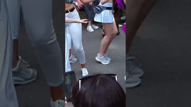 Все девушки танцуют под эту песню