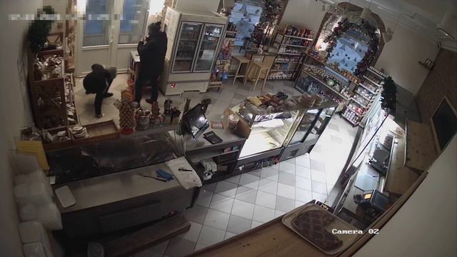 Двое боровичан предстанут перед судом за попытку кражи нескольких килограммов сладостей из магазина