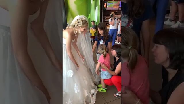Невеста красотка в MC Donald's и точка