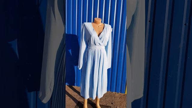 Голубое однотонное платье с юбкой плиссе