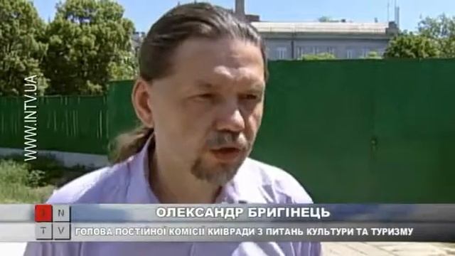 Біля Десятинної церкви стоять будівельні вагончики